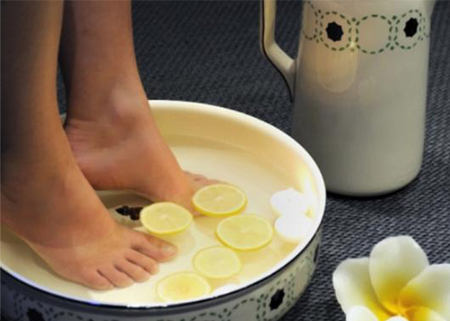 bain de citron pour les pieds qui transpirent
